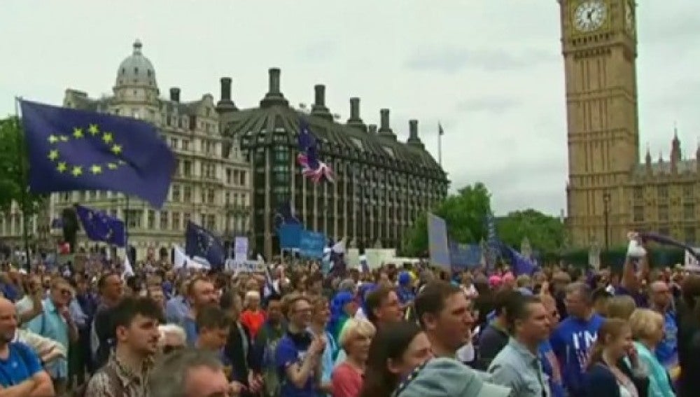 Miles de personas vuelven a clamar contra el 'brexit' por las calles de Londres