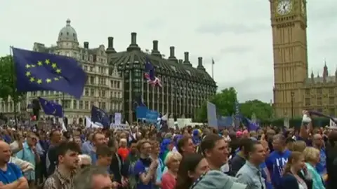 Miles de personas vuelven a clamar contra el 'brexit' por las calles de Londres Miles de personas vuelven a clamar contra el 'brexit' por las calles de Londres