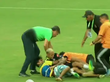 Placaje de varios aficionados brasileños a Neymar Placaje de varios aficionados brasileños a Neymar