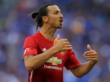 Ibrahimovic da indicaciones a sus compañeros Ibrahimovic da indicaciones a sus compañeros