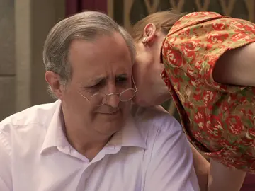 Pelayo hace ver a Paloma que su sitio está junto a Manolo Pelayo hace ver a Paloma que su sitio está junto a Manolo