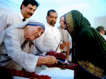 Madre Teresa presenta los documentos necesario para la nueva casa de un aldeano de Latur en Bombay Madre Teresa presenta los documentos necesario para la nueva casa de un aldeano de Latur en Bombay