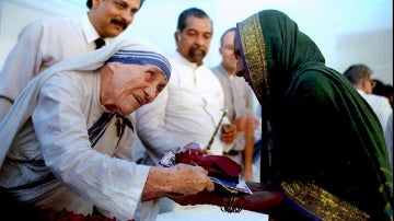 Madre Teresa presenta los documentos necesario para la nueva casa de un aldeano de Latur en Bombay 