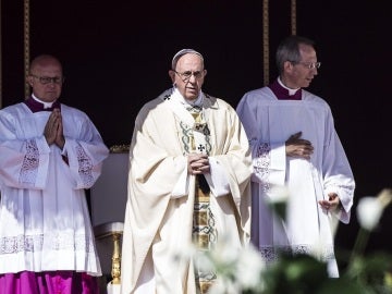 El Papa Francisco se dirige a los congregados en la misa de canonización de la madre Teresa en la Plaza de San Pedro del Vaticano.