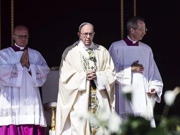 El Papa Francisco se dirige a los congregados en la misa de canonización de la madre Teresa en la Plaza de San Pedro del Vaticano. El Papa Francisco se dirige a los congregados en la misa de canonización de la madre Teresa en la Plaza de San Pedro del Vaticano.