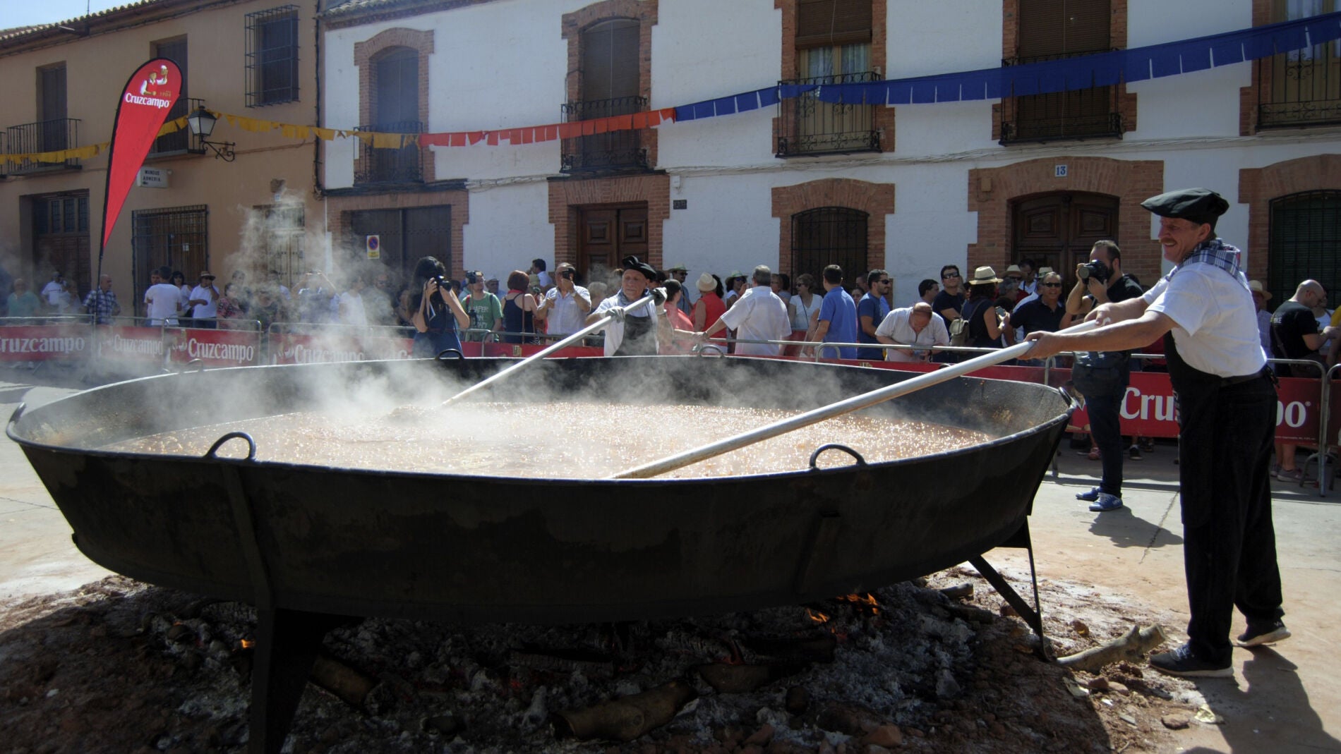 Batido el r&eacute;cord Guinness de "pisto m&aacute;s grande del mundo", con 1.254 kilos