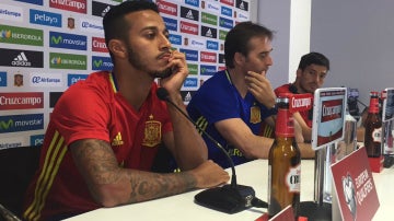 Thiago, en rueda de prensa con Lopetegui y Silva