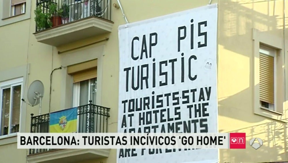 Pancartas amenazando a los turistas en Barcelona
