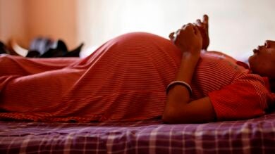 La suegra y la cuñada de una mujer india vierten ácido sobre su vientre porque iba a dar a luz a otra niña