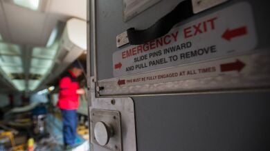 Intenta arrojarse en un avión en pleno vuelo tras discutir con su novia 