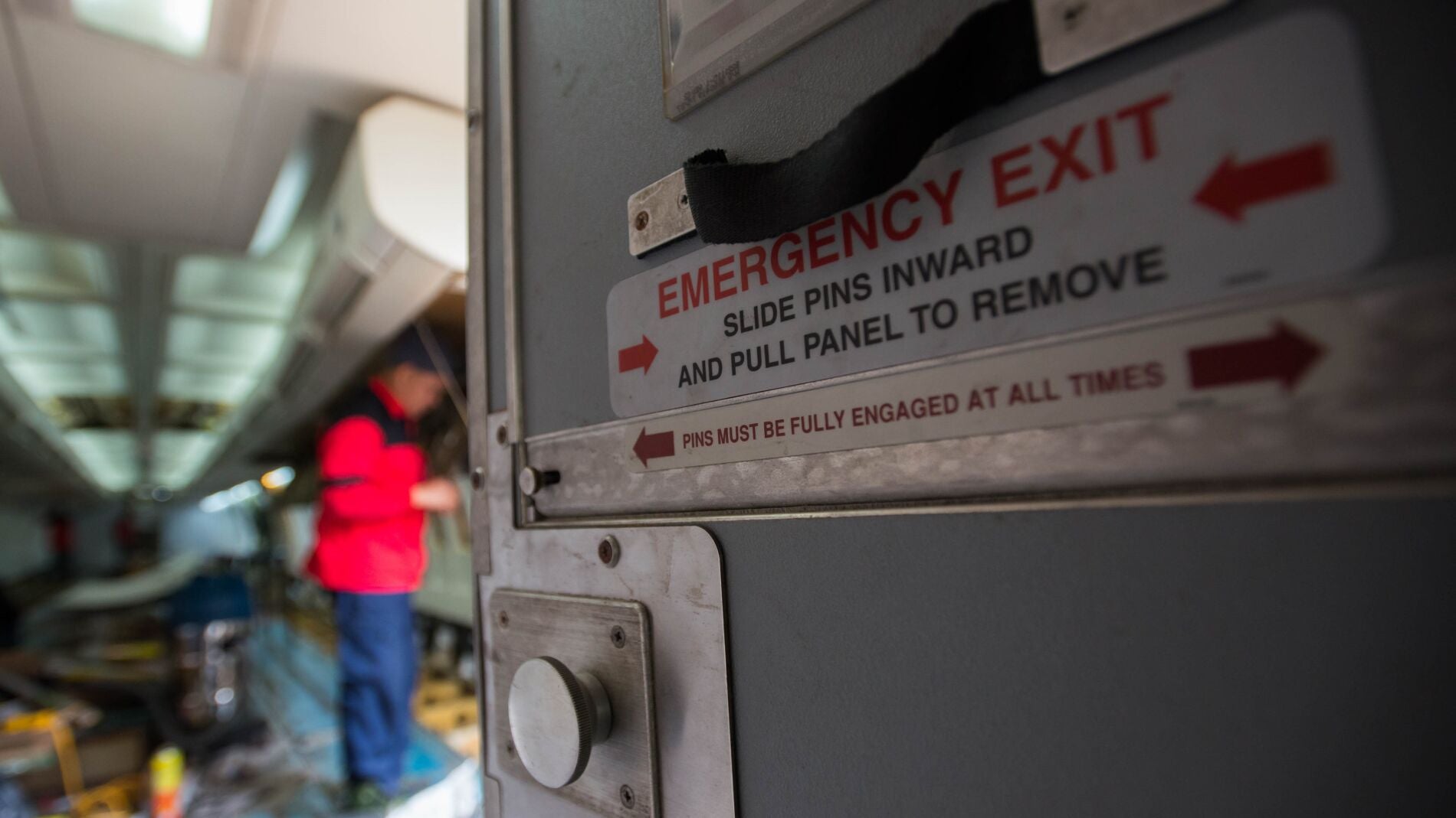 a 15 d&iacute;as de prisi&oacute;n por uso desautorizado de los recursos del avi&oacute;n y su novia, a una multa por alteraci&oacute;n del orden en un medio de transporte. 