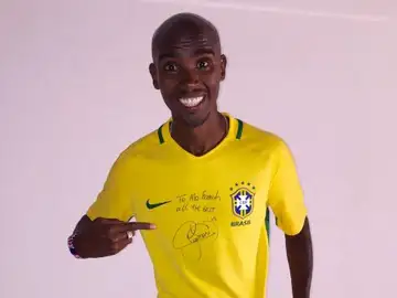 Mo Farah posa feliz con la camiseta de Neymar Mo Farah posa feliz con la camiseta de Neymar