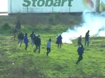 Frame 8.364957 de: Transportistas y comerciantes contra “la Jungla” de inmigrantes en Calais Frame 8.364957 de: Transportistas y comerciantes contra “la Jungla” de inmigrantes en Calais