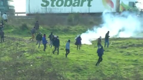 Frame 8.364957 de: Transportistas y comerciantes contra &ldquo;la Jungla&rdquo; de inmigrantes en Calais