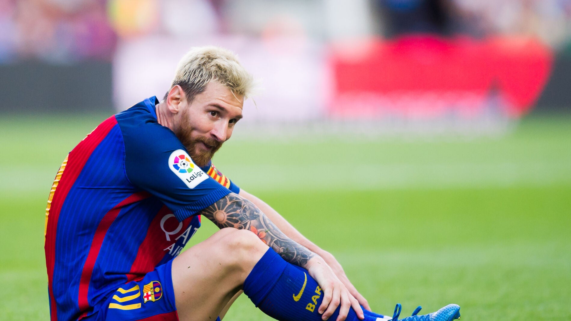 Messi, sentado en el c&eacute;sped durante un partido con el Bar&ccedil;a