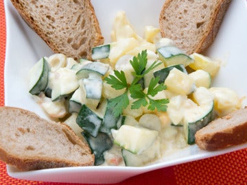 Ensaladilla de langostinos, calabacín y patata Ensaladilla de langostinos, calabacín y patata