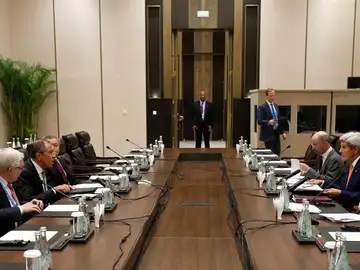 El jefe de la diplomacia estadounidense, John Kerry, y su homólogo ruso, Serguéi Lavrov durante una de las reuniones celebradas en Hangzhou (China). El jefe de la diplomacia estadounidense, John Kerry, y su homólogo ruso, Serguéi Lavrov durante una de las reuniones celebradas en Hangzhou (China).