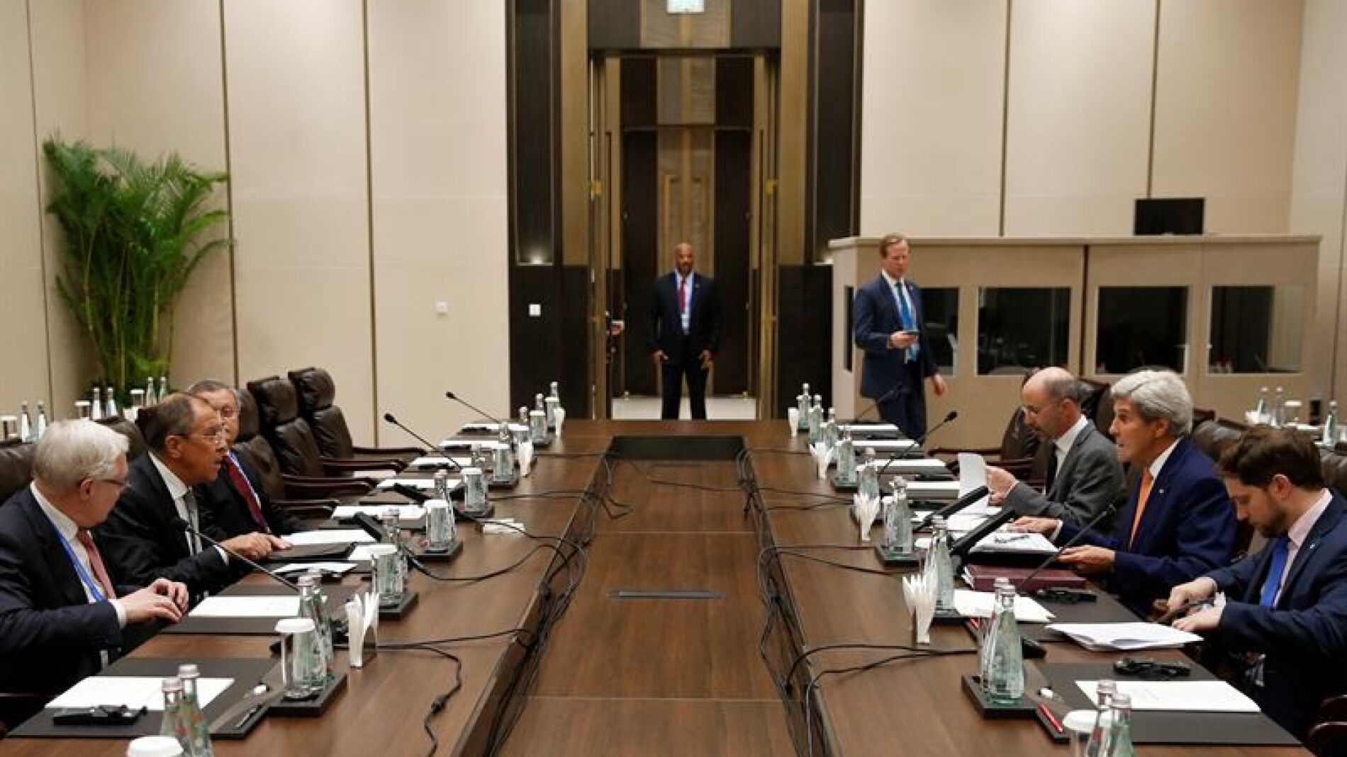  El jefe de la diplomacia estadounidense, John Kerry, y su hom&oacute;logo ruso, Sergu&eacute;i Lavrov durante una de las reuniones celebradas en Hangzhou (China).