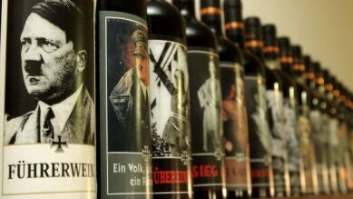 La policía alemana confisca botellas de 'vino del Führer' con el rostro de Hitler en su etiqueta