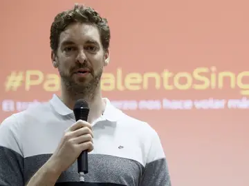 Pau Gasol habla durante un acto en España Pau Gasol habla durante un acto en España
