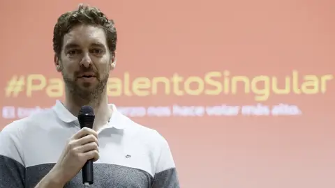 Pau Gasol habla durante un acto en España Pau Gasol habla durante un acto en España