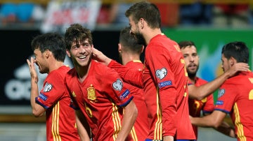 Sergi Roberto celebrando su gol con España ante Liechtenstein.