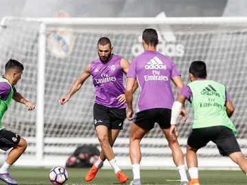 Benzema y Cristiano entrenando con el resto de sus compañeros. Benzema y Cristiano entrenando con el resto de sus compañeros.