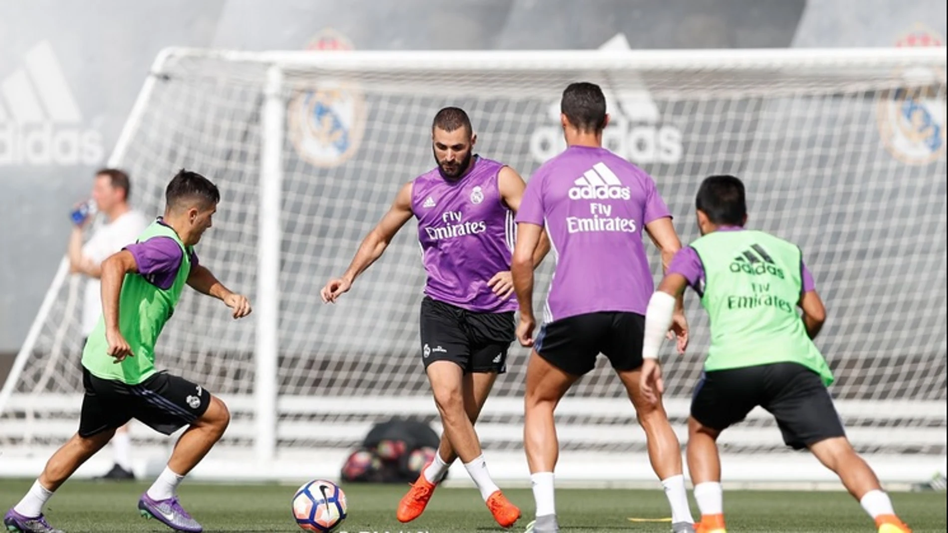Benzema y Cristiano entrenando con el resto de sus compañeros. Benzema y Cristiano entrenando con el resto de sus compañeros.