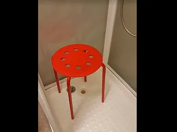 Imagen del taburete de Ikea donde el hombre sufrió el desagradable accidente. Imagen del taburete de Ikea donde el hombre sufrió el desagradable accidente.