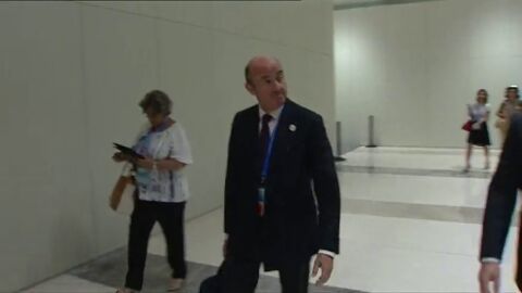 Frame 65.366789 de: Psoe y Podemos solicitan la comparecencia de Luis de Guindos en el Congreso para que de explicaciones.