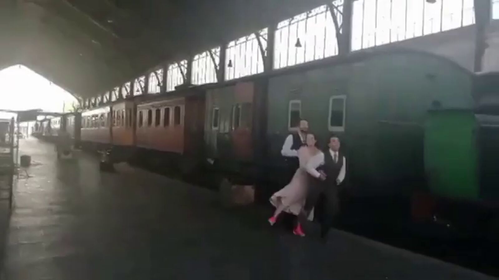 Los actores de Puente Viejo bailan al compás del 'Chacachá del Tren'