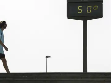 El termómetro marca 50 grados en Sevilla El termómetro marca 50 grados en Sevilla