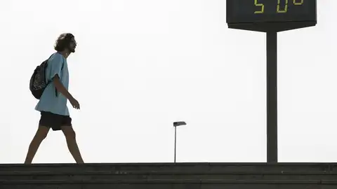 El termómetro marca 50 grados en Sevilla El termómetro marca 50 grados en Sevilla