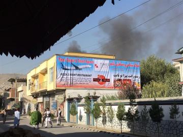  Una columna de humo cercana al lugar donde explotó una bomba en Shar-e-Naw area de Kabul.