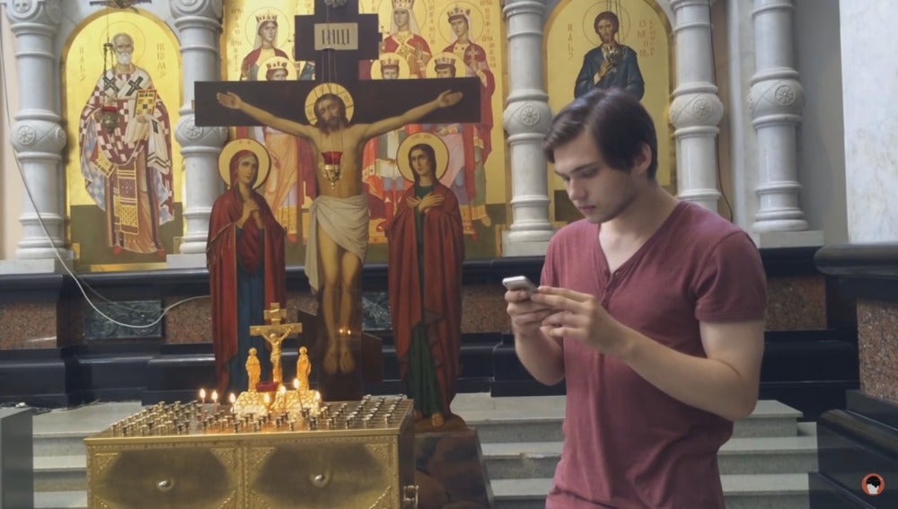 Youtuber ruso en la iglesia