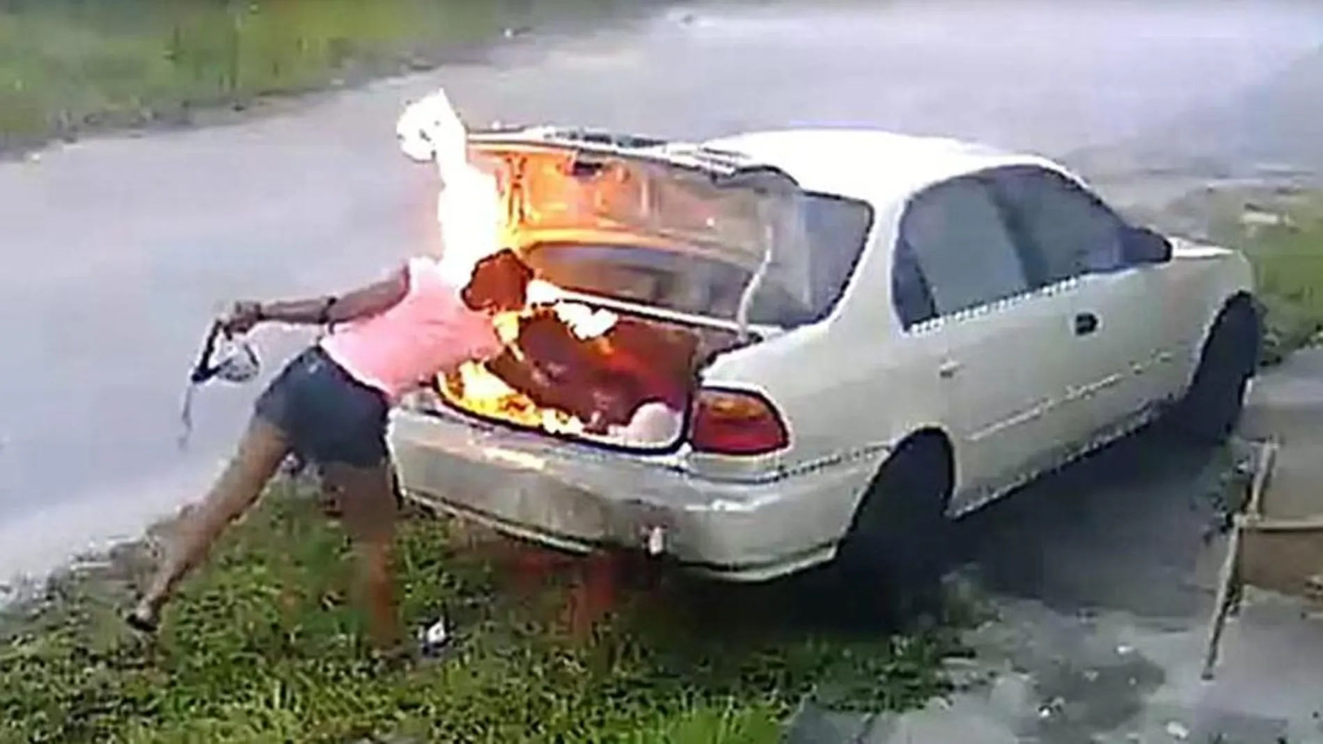 Momento en que la mujer prende fuego al coche del desconocido por error.