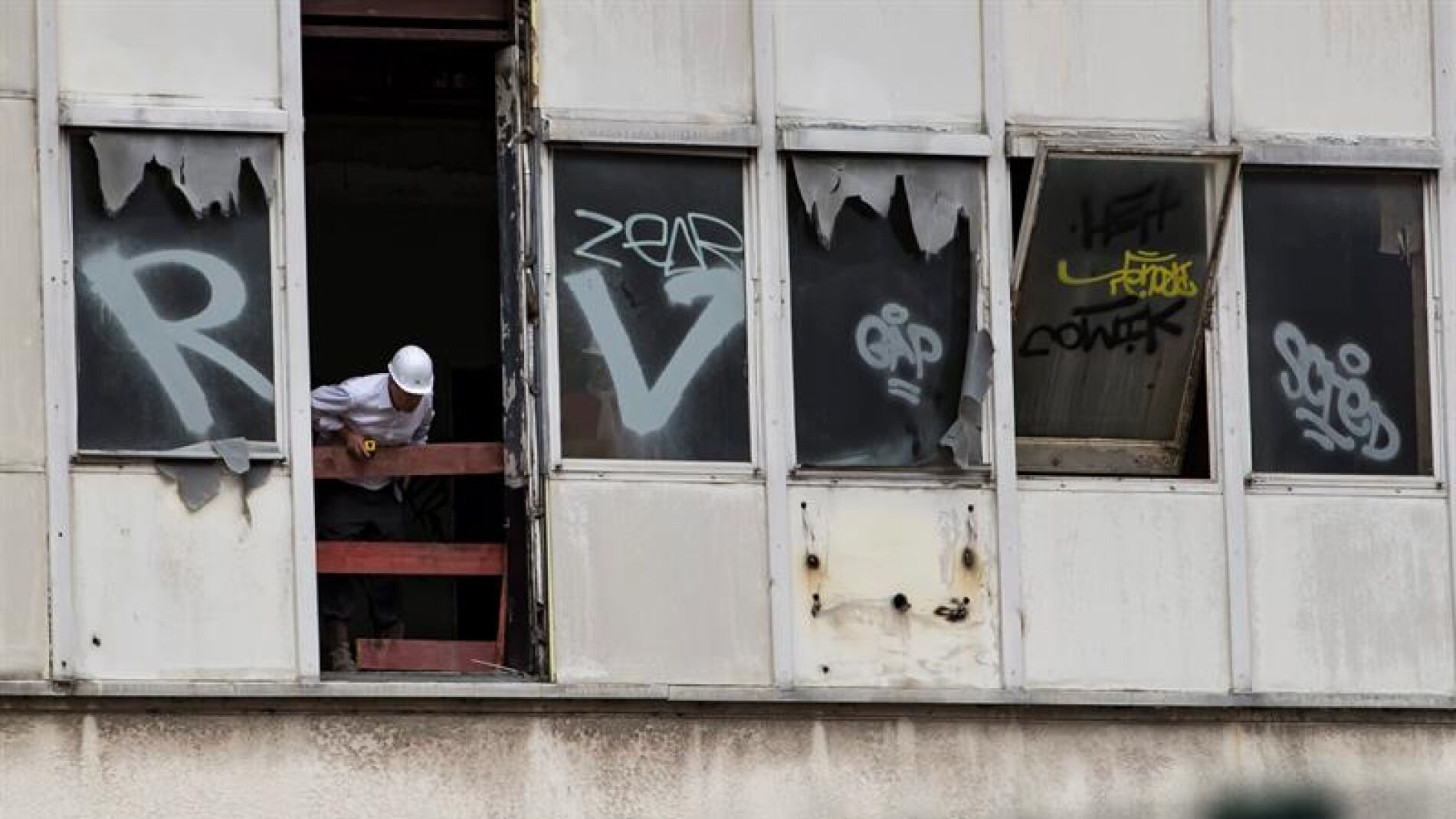 Operarios trabajan en una estaci&oacute;n de trenes abandonada para acondicionarla como el primer campo de refugiados