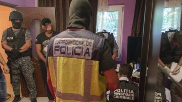 La Policía Nacional y rumana registrando la casa de los detenidos