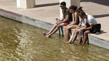 Un grupo de jóvenes se refresca los pies