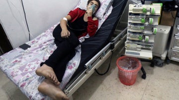 Un civil respira a través de una máscara de oxígeno en el hospital al-Quds, tras uno de los ataques químicos en agosto