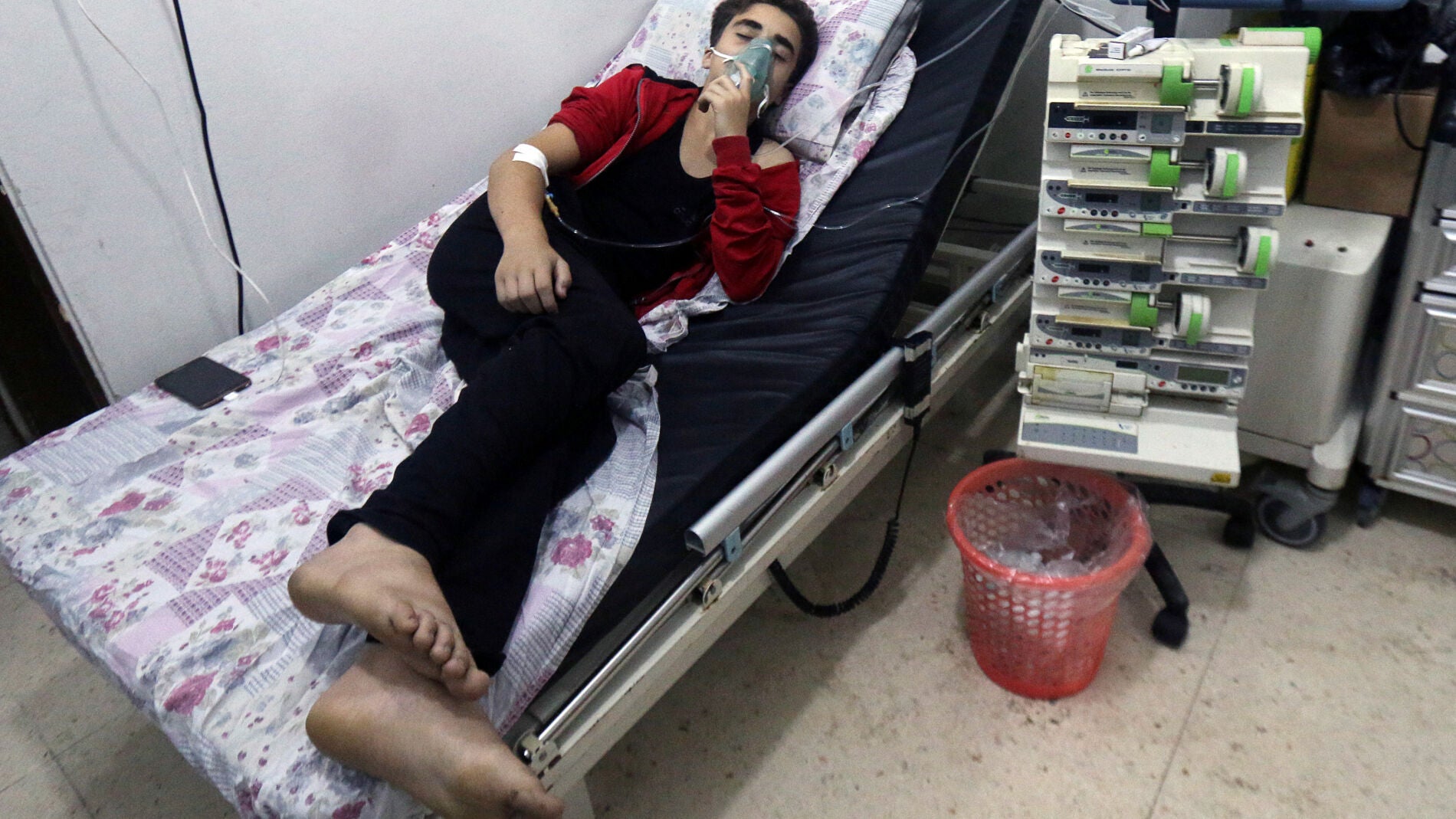 Un civil respira a trav&eacute;s de una m&aacute;scara de ox&iacute;geno en el hospital al-Quds, tras uno de los ataques qu&iacute;micos en agosto