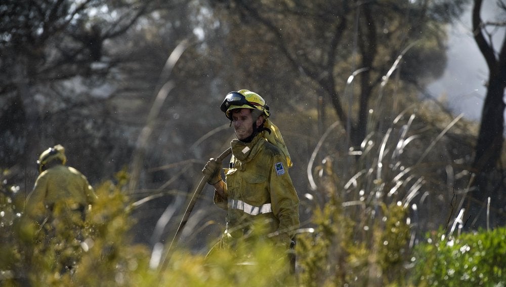 Bomberos en el incendio de Menorca