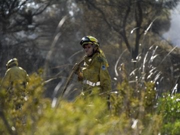 Bomberos en el incendio de Menorca