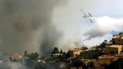 El incendio en la localidad alicantina de Bolulla sigue avanzando sin control. El incendio en la localidad alicantina de Bolulla sigue avanzando sin control.