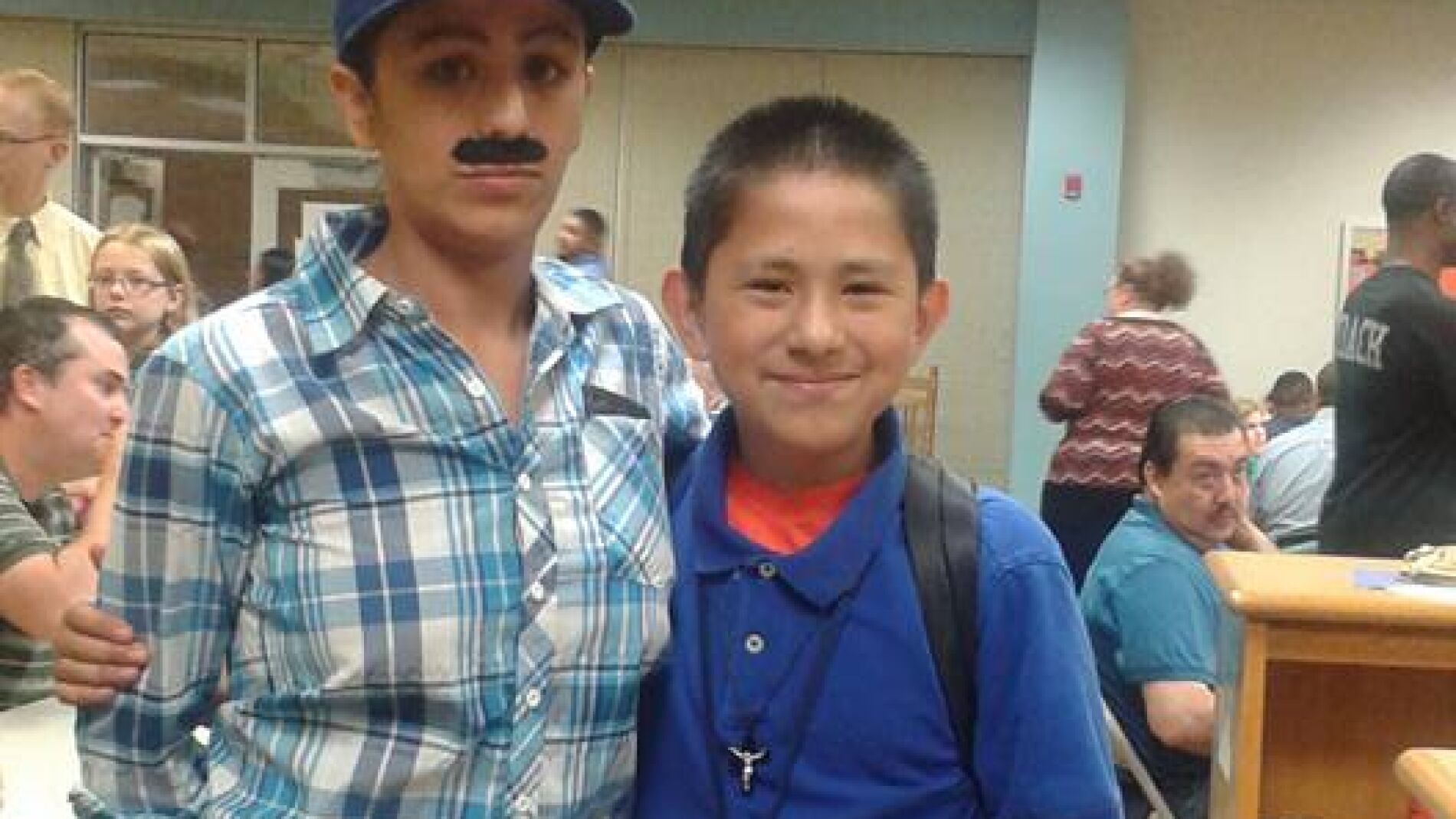 Yevette V&aacute;squez junto a su hijo, disfrazada de padre