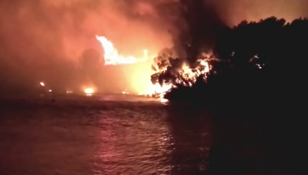 Frame 1.711222 de: Niños jugando con petardos provocan un incendio en Menorca