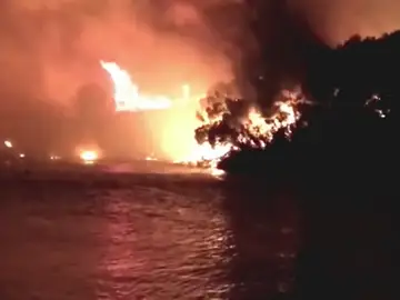 Frame 1.711222 de: Niños jugando con petardos provocan un incendio en Menorca Frame 1.711222 de: Niños jugando con petardos provocan un incendio en Menorca