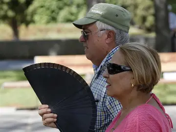 Dos señores se abanican ante el calor Dos señores se abanican ante el calor
