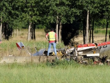 Dos guardias civiles investigan los restos de la avioneta que esta tarde se ha estrellado en una finca situada en las proximidades del Villanueva del Condado (León), falleciendo los dos ocupantes