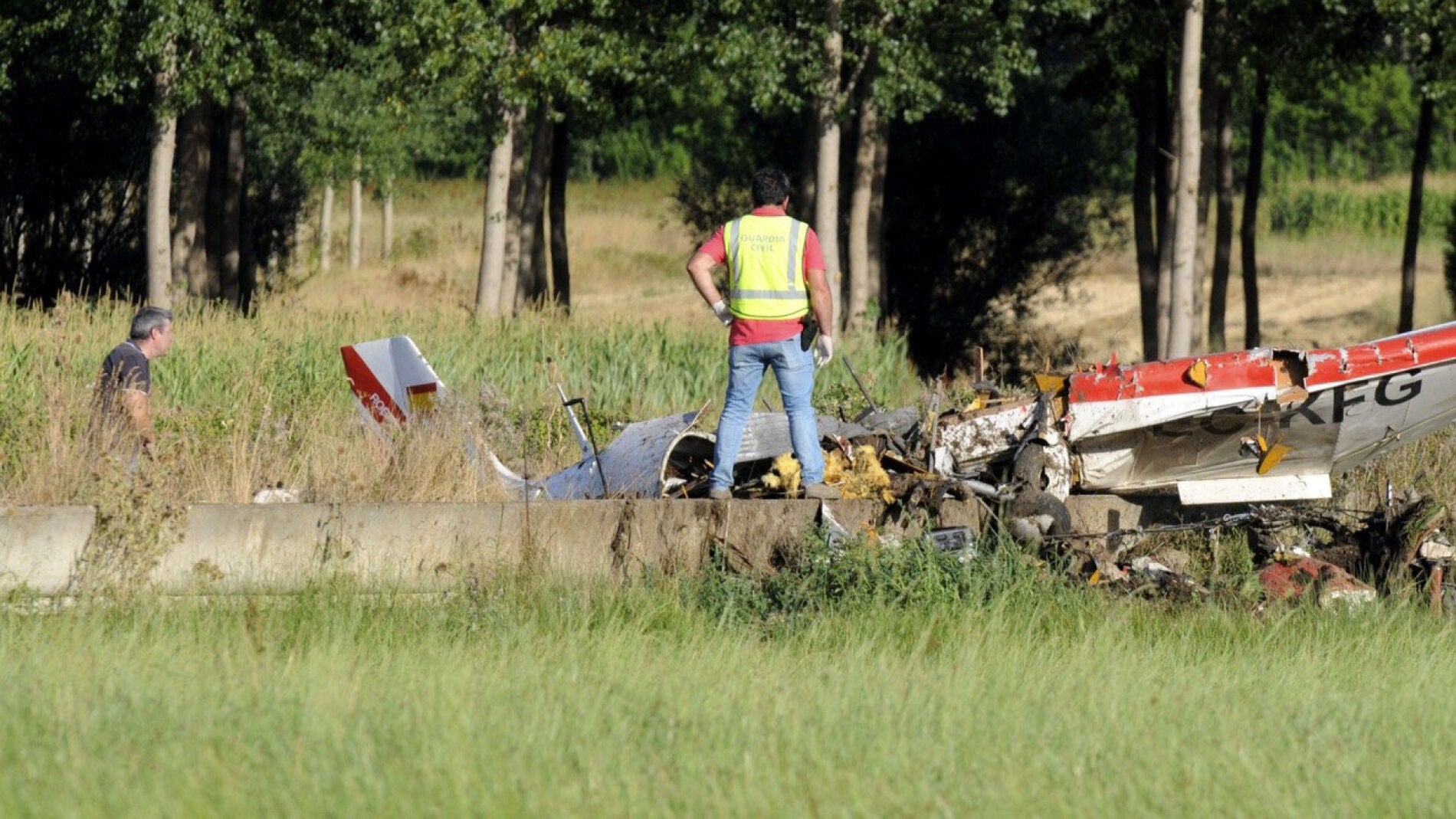 Dos guardias civiles investigan los restos de la avioneta que esta tarde se ha estrellado en una finca situada en las proximidades del Villanueva del Condado (Le&oacute;n), falleciendo los dos ocupantes